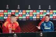 英超球队诺丁汉森林主教练和球员出席欧联杯半决赛赛前发布会